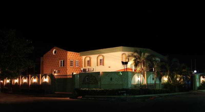 Charlies Place And Suites Lagos Eksteriør bilde