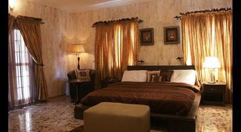 Charlies Place And Suites Lagos Eksteriør bilde